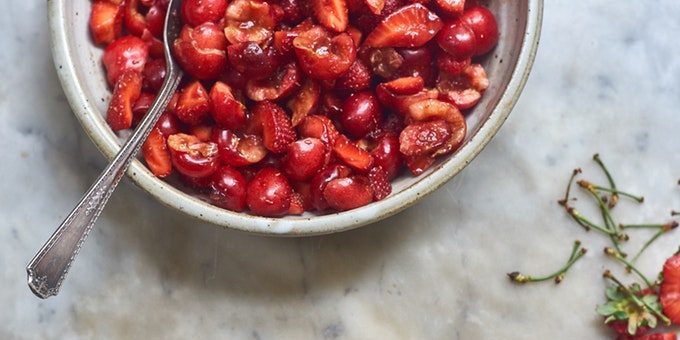 Red ovocný šalát s jahodami a čerešňami