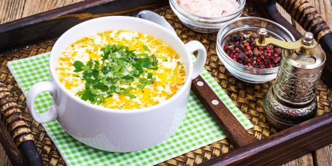 Syr polievka s karfiolom, kuracím mäsom a zeleným hráškom