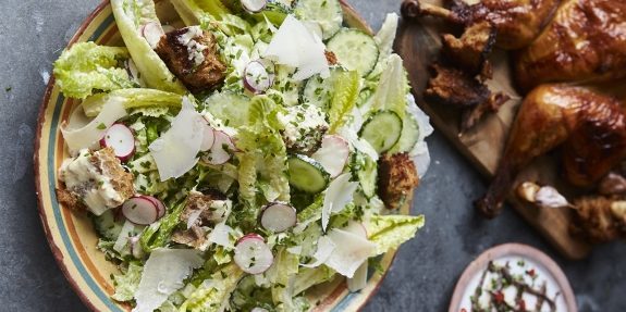 Caesar šalát s kuracím mäsom, uhorkou a reďkovkami od Jamie Oliver