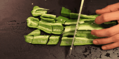 Gazpacho: Nakrájajte zeleninu na kocky