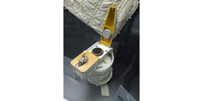 Jedna z toaliet na orbitálnej stanici Mir