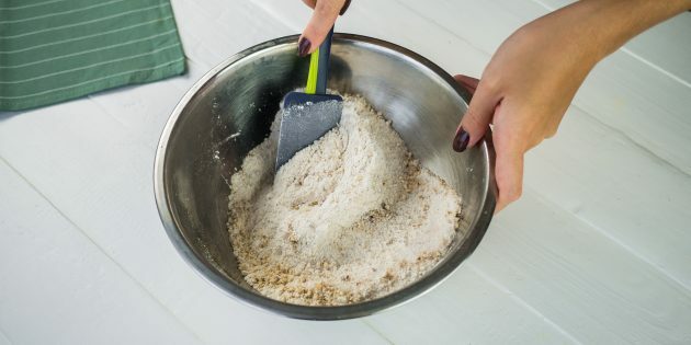 Hruškový a orechový koláč: suché ingrediencie miešajte dohladka