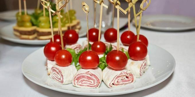 Canape rolky s klobásou a cherry paradajkami