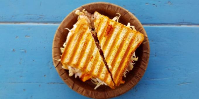syr: Hot sendvič s morčacím, syrom a rukolou