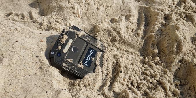 Chránené smartphone Poptel P9000 Max: V piesku