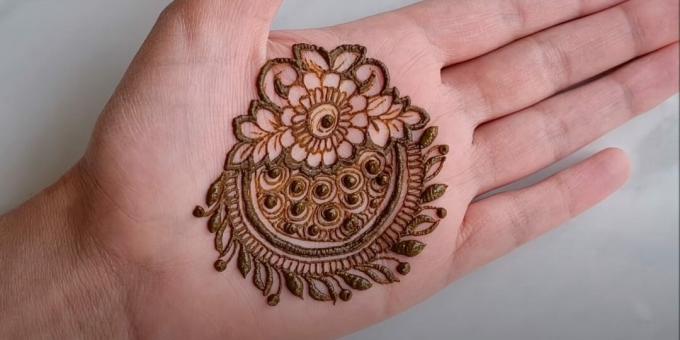 Henna po ruke: pridajte vzor