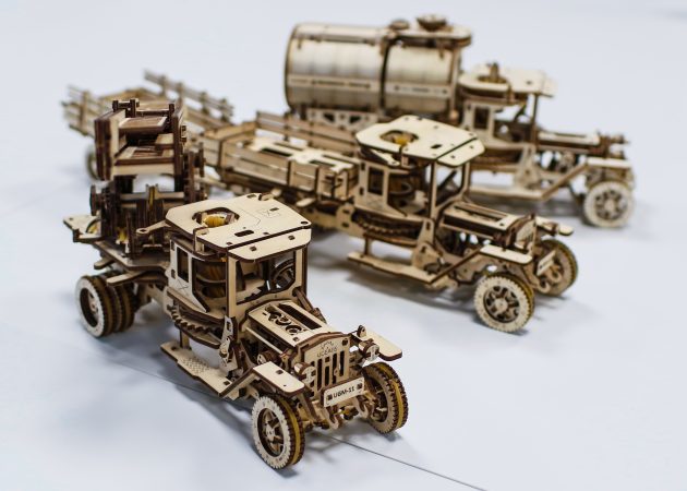 Prehľad UGEARS designer: drevený voz, ktorý premáva bez batérií