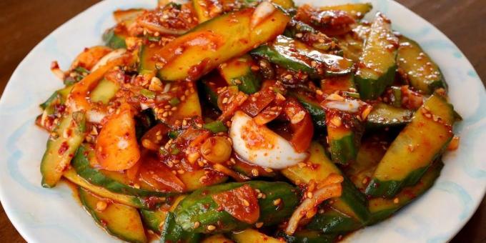 Uhorky v kórejský s cibuľa, cesnak, sójová omáčka a sezamový olej