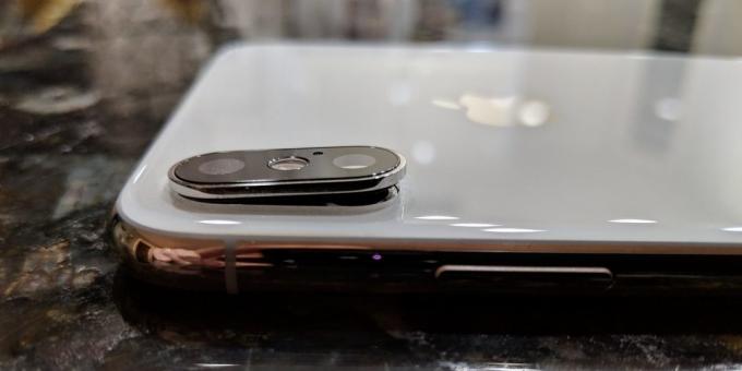 Krehké sklo iPhone kamera XS Max: modul sa pohybuje smerom od tela