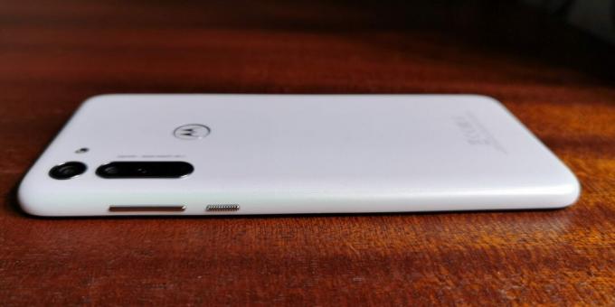 Motorola Moto G8: dizajn a ergonómia