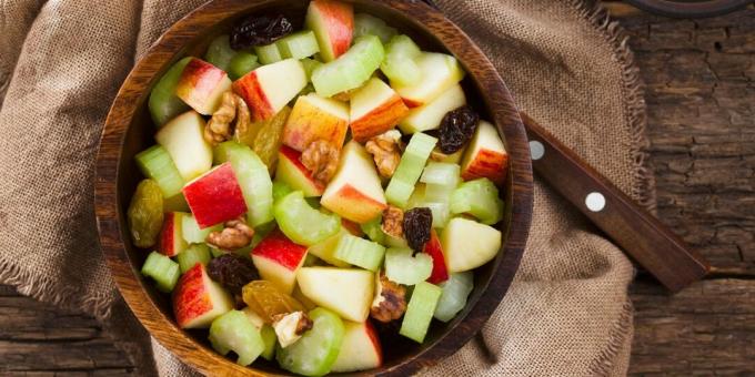 Šalát so zelerom, jablkom, hrozienkami a orechmi