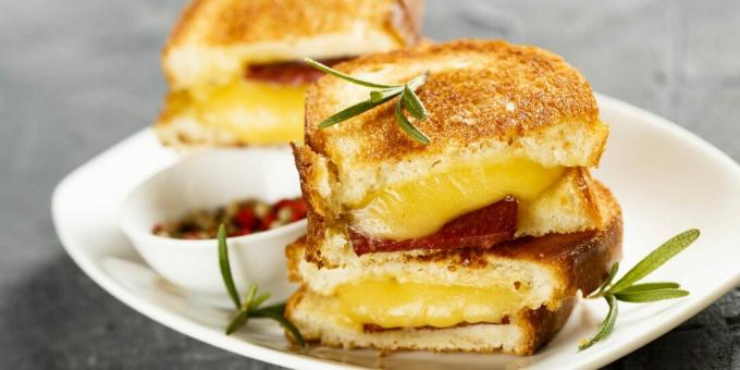 Horúce sendviče s klobásou a syrom