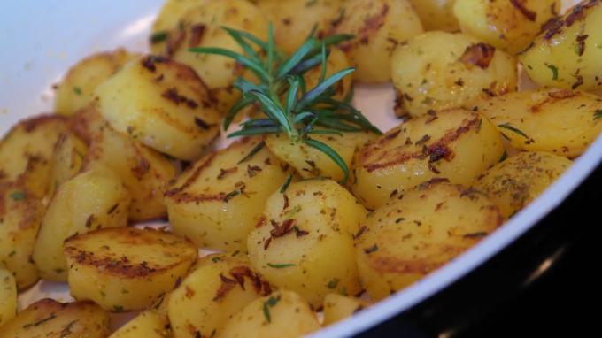 Ako smažiť zemiaky s cibuľou, rascou a rozmarínom