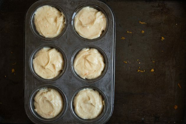 Ako pripraviť mandarínkové muffiny: cesto rozdeľte do formičiek