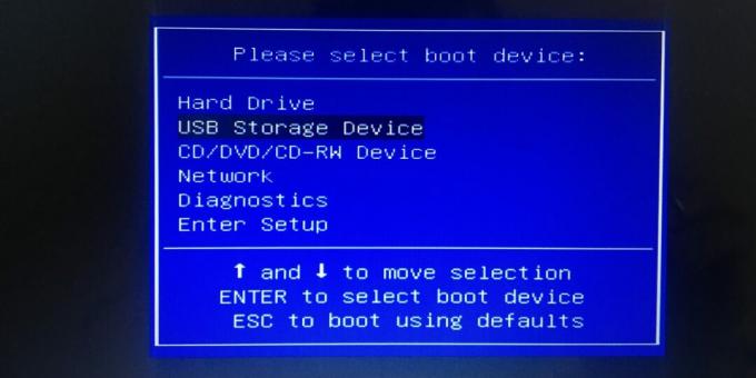 Ak chcete konfigurovať systém BIOS tak, aby sa zavádzal z jednotky USB flash, vyberte položku USB Storage Device