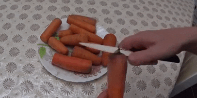 Ako uchovávať mrkva v chladničke: Nakrájajte mrkvu v suchých koncoch oboch stranách