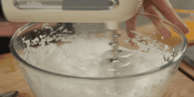 Recept meringue v rúre: metla na vytvorenie tuhej vrcholy