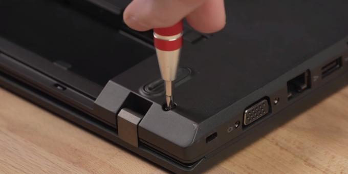 Ako pripojiť SSD k notebooku: Nainštalujte zadný kryt a batériu