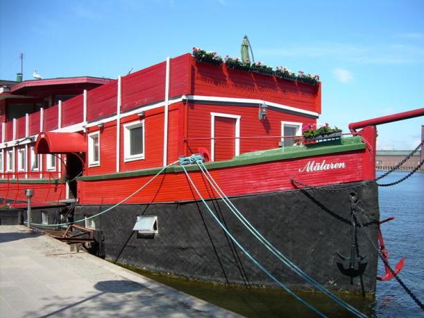 The Red Boat Mälaren izbu