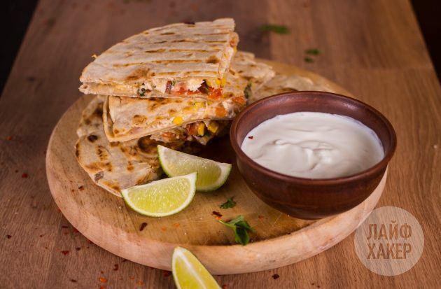 Quesadillas s kuracím, kukuričným a paradajkovým salsom podávané s kyslou smotanou alebo guacamole omáčkou