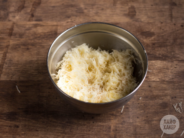 Ako uvariť zemiakový quiche: nakrájajte zemiaky