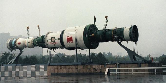 Model stanice Saljut-7 pred jedným z pavilónov VDNKh v Moskve, 1985