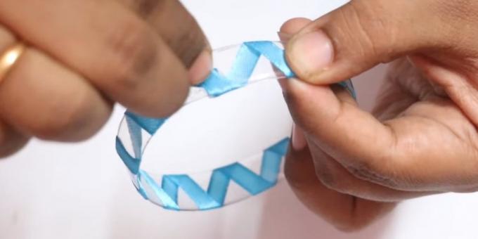 Ako vyrobiť vianočné ozdoby: zabaliť pásku prsteň