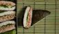 Onigirazu sushi sendvič s tuniakom a špenátom