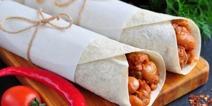 Burrito s kuracím mäsom, fazuľou a paradajkami