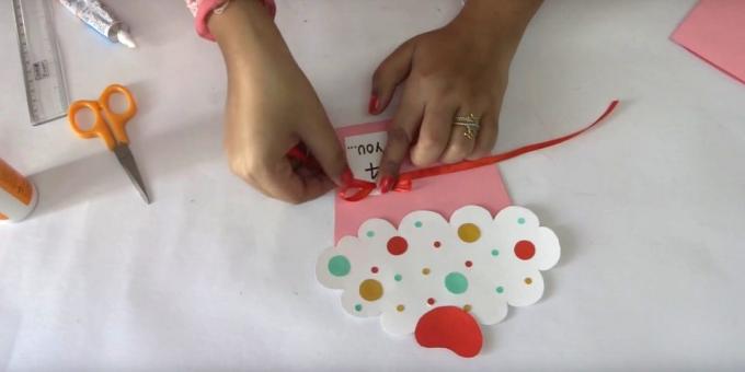 Výrez malé krúžky z farebného papiera rôznych priemerov
