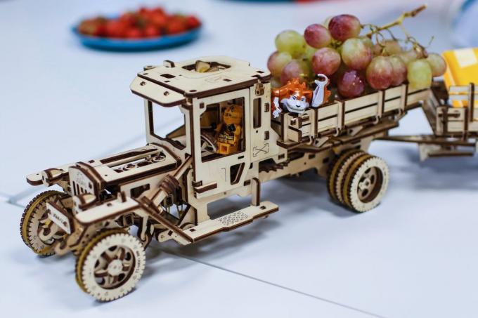 Prehľad UGEARS designer: drevený voz, ktorý premáva bez batérií