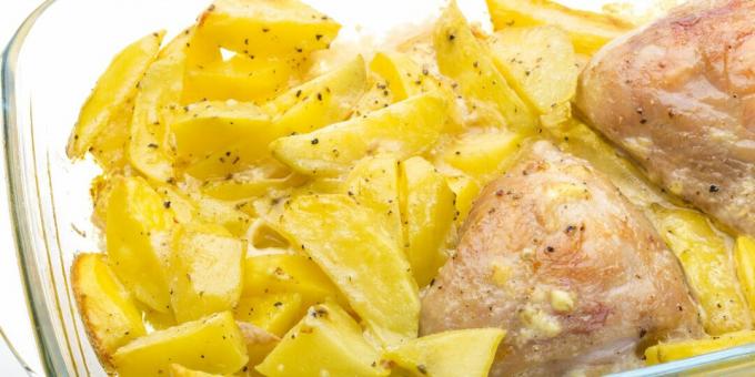 jednoduchý recept na kuracie mäso so zemiakmi, majonézou a cesnakom v rúre