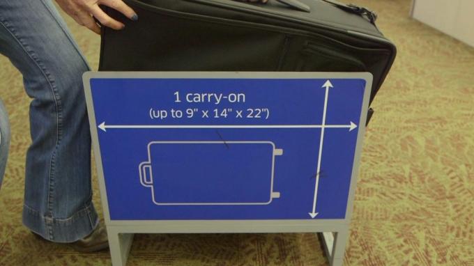Veľkosť príručnej batožiny v lietadle: rám pre kontrolu tašky rozmerov