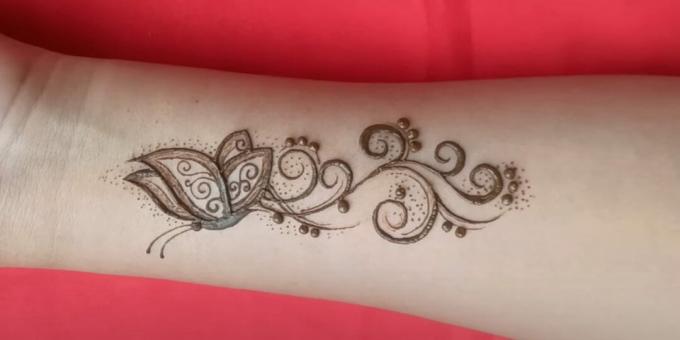 Kresba motýľa Henna na ruke: ozdobte tetovanie bodkami
