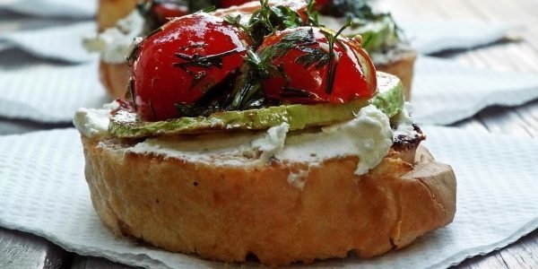 Čo variť vonku, s výnimkou mäsa: toast s tvarohom, pečenými cuketou a paradajkami