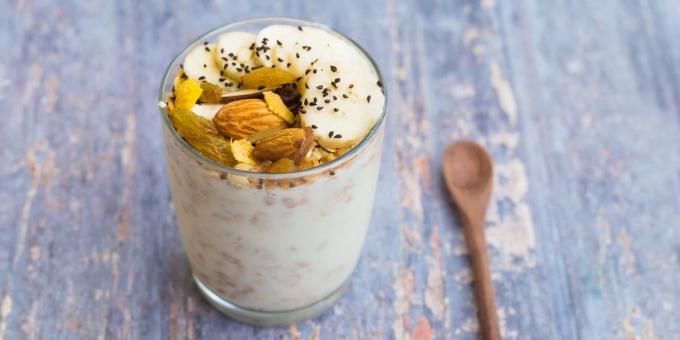 Čo jesť pred cvičením: jogurt s orechmi a banánmi
