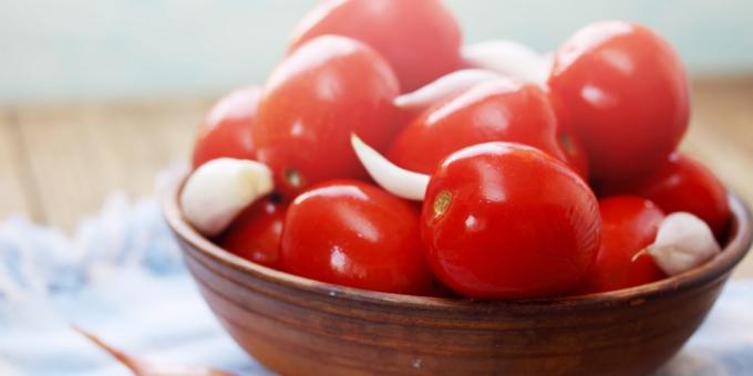 Ako naložiť paradajky, cesnak, čierne korenie, suché horčica a Lavruška