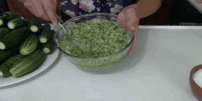 Recept uhorky uhorky: Pridajte strúhanej zeleniny soľ a dobre premiešame
