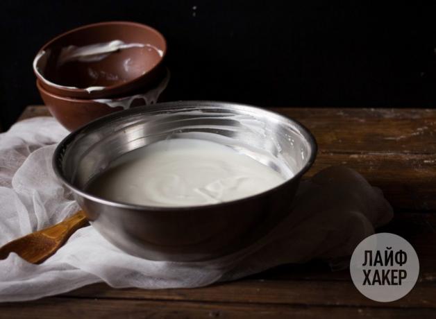 Domáci smotanový syr: zmiešajte kyslú smotanu a jogurt
