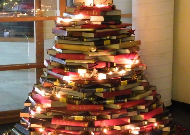 Ako vyzdobiť dom na Nový rok: Vianočný strom z kníh
