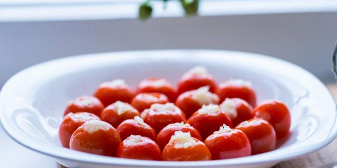 Slané cherry paradajky s cesnakom