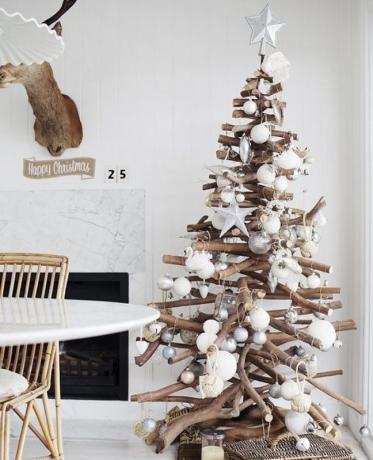 Ako vyzdobiť dom na Nový rok: Vianočný strom z hokejky