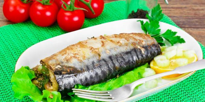 Makrela v rúre s kôprom, cibuľou a cesnakom: najlepší recept