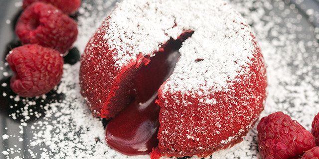 Recepty na február 14: Cake "červeného zamatu" s kvapalnou náplňou
