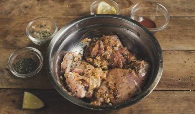 Gyros s kuracím mäsom a jogurtovou omáčkou: mäso nechajte marinovať v chladničke najmenej pol hodiny
