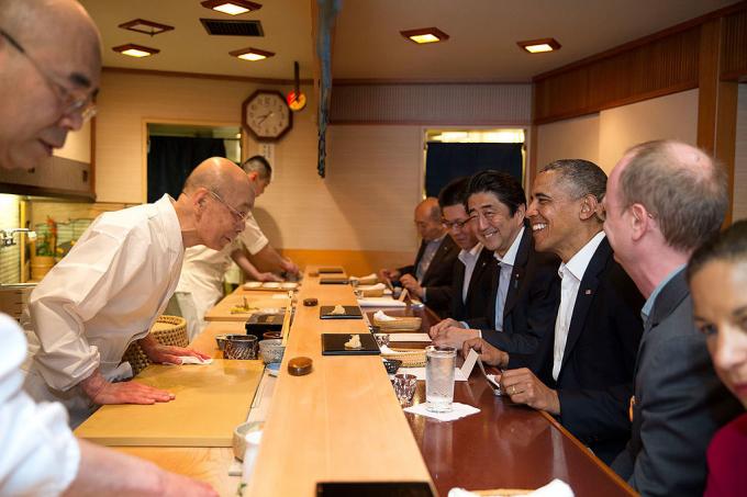 Jiro Ono a Barack Obama. The White House z Washingtonu, DC - P042314PS-0082, verejná doména, https://commons.wikimedia.org/w/index.php? curid = 34426375