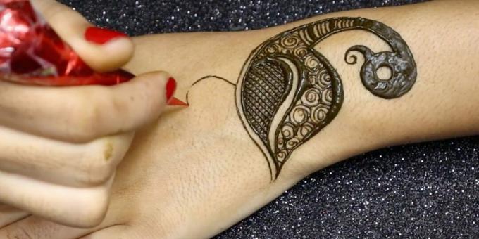 Henna páv na ruke: pridajte vzor k telu