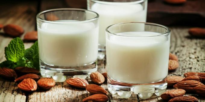 Zdravé nápoje pred spaním: mandľové mlieko