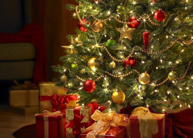 Ozdobiť vianočný strom: gule a pozlátko