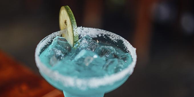 Klasické alkoholické koktaily Blue Lagoon